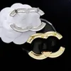 Luxo feminino designer broooch letra flor 18k ouro embutido bolo de cristal strass rroiles pérolas brooch charme masculino se casar com festas de casamento de casamento acessórios