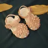 Sandaler 2024 Sommarskor för barnflickor som är andningsbara listor mjuka sulor Flower Pearl Princess Baby Toddler H240504