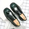 Uomini Fashion Green Slip on Social Mens Square Head Scarpe Spesso Brevetto Brevetto SCHIE CAPPIATO CHUAD