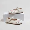 Flat Shoes Kids geborduurde prinsesschoenen 2024 Leer nieuwe ronde lederen parel klassieke kinderen flats veelzijdige roze meisjes H240504