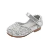 Sapatos planos Autumn Girls Rhinestone Leather Shoes 2024 Spring Pearl Bow Princess Soft Childra