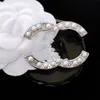 Luxo feminino designer broooch letra flor 18k ouro embutido bolo de cristal strass rroiles pérolas brooch charme masculino se casar com festas de casamento de casamento acessórios