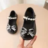 Flat Shoes Kids Fashion Pearl boog knoop pu lederen prinsesschoenen voor meisjes lieve baby ondiepe mond Mary Jane H240504