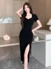 Partykleider französischer schwarzer Quadratausschnitt kurzärärmische Kleidung für Frauen im Sommer High-End Sexy Temperament Split Gesäß mit mittlerer Länge Rock