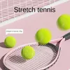 Новичок для тренера мужчина и женщина взрослые дети с линейным отскоком теннисной ракетки в одиночном выступлении 240419