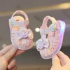 Sandalen Zomer Led Licht Licht Baby Girl Fashion Cute Candy Flower Soft Sole Toddler Shoes Kids Hollow Out Glowing Up Princess H240504