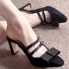 Scarpe eleganti berretto in pizzo puntato di punta con tacchi alti donne donne spesse sandali con fiocco sandali versatili pantofole eleganti mule di stoffa nera eleganti