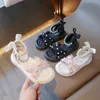 Sandaler sommarbarn för flickor mode pärla prinsessan andningsbara icke-halk strandskor casual mjuk sula barn h240504