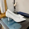 Designer Sandals Slingback pompa scarpe ad abbigliamento al tallone alto tacchi gattini di lussuoso sandalo femmina a triangolo appuntito scarpe da matrimonio di punta in pelle da donna milano muli neri