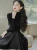 Robes de travail French Elegant Elegant Two Piece Set Femme Coutre à col roulé Bottoir Top Ruffle Chic Bow Strap Robe Fashion Black Suit Automne