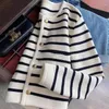 Tricots pour femmes Spring et automne Black White Stripe Sweater Femme Femmes Small Fragrance Single Breasted Casual Clouse.