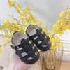 First Walkers Sandals per bambini per ragazzi Summer Nuovi scarpe anti-slip con fondo morbido Cavalca il bambino per neonati in pelle H240504