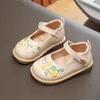 Flat Shoes Girls Princess Leather Shoes 2024 Leer Zoet borduurwerk zachte zool Kinderen Babyjurk Mary Janes Zapatos Nia H240504