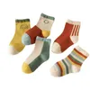 Chaussettes pour enfants 5 paires / lot mignonnes chaussettes bébé fille automne-en-ciel en coton rayé chaussettes pour enfants chaussettes pour bébé football 1-12y y240504