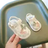 Sandaler Baby Girl Summer Cute Futterfly Pearl Soft Bottom Children Flats Andningsbara icke-sliptoddlers skor utomhusstrand H240504