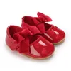 أول مشاة pu الجلود bowknot Baby Girls Shoes لطيف moccasins القلب الناعم الناعم الوحيد المسطح طفل الأميرة