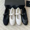 Tissu de qualité supérieure Mary Jane Ballet Flat Chaussures Mode Sandale Mandards Femmes Flat Robe Chaussures Chaussures de créateur de luxe Chaussures Black Blanc