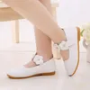 Sapatos chatos 2019 Summer Girls Sapatos de couro Princesa Para crianças Vestir sandálias Flores moda White Wedding Kids School H240504