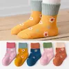 Chaussettes pour enfants 5 paires / lot mignonnes chaussettes bébé fille automne-en-ciel en coton rayé chaussettes pour enfants chaussettes pour bébé football 1-12y y240504