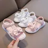 Sandaler Girls Kid Summer Sweet Rhinestone Party Princess Beach Shoes Sweet Bowknot Soft Sole Flat H240504