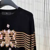 Projektantka Sweter damski Wczesna wiosna Nowa prosta, miękka kleszczowa okrągła szyjka z kontrastowym kolorem i ciężkim haftem haftowym