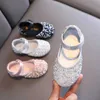 Sapatos planos Autumn Girls Rhinestone Leather Shoes 2024 Spring Pearl Bow Princess Soft Childra