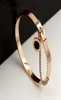Brazalete de diseñador de lujo 2021 brazaletes joyas finas cadena de etiqueta redonda negras Numerales romanos para mujeres Marca clásica Acero inoxidable S 1828926