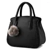 Sac Femmes en peluche Ball Sac à main pour fille couleur solide messager shoudler sacs dames pu cuir cuit noir / gris / rouge