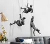 Homens de escalada criativa escultura de parede decorações suspensas de resina estátua artesanato em casa móveis de decoração de decoração 22019315837
