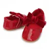 أول مشاة pu الجلود bowknot Baby Girls Shoes لطيف moccasins القلب الناعم الناعم الوحيد المسطح طفل الأميرة