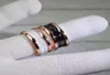Projektant biżuterii 2019 Nowy pierścień mężczyzna Kobieta Rose Gold Black and White Line Ceramic Ring Para Biżuteria Luksusowa stal ze stali nierdzewnej Punk ST2969074