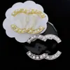 Luxo feminino designer broooch letra flor 18k ouro embutido bolo de cristal strass rroiles pérolas brooch charme masculino se casar com festas de casamento de casamento acessórios
