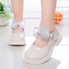 Sandaler 2024 Nya barn Elegant Princess Pu Leather Kids Girls Wedding Dress Party Bow Shoes For H240504