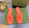 Designer Sandaler Kvinnor Sidlipper Låsande strandgummi Gummi Sliders Damer Flat Mule Beach Jelly Script Orange Summer Outdoor Waterproof Shoes