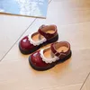 Flat schoenen nieuwe meisjes prinses lederen schoenen 2024 lente kinderen bloemen nationale stijl dans kinderen peuter flats h240504