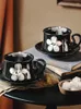 Tassen Ahunderjiaz-Retro Black Coffee Coffee Tasse und Untertasse Set Daisy Druck mit Griff Haus Dining Tabletop Dekoration Getränkware