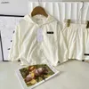 Beliebte Baby-Trailsuiten Sommer Sonnenschutzmittel Kids Designer Kleidung Größe 90-140 cm minimalistische Feste Farbe Kapuze und Shorts 24APRIL