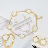 Chain Creative Hot Sell Bijoux Ensemble Femme Femme Luxury Five Leaf Petales Trois Grass 18K Placage d'or de haute qualité H240504