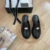 Soas de cães de gestas de gestão feminina sapatos de pães acolchoados planos CCLly para mulheres de luxo de luxo de salto alto Hardware Inverno Black Shoes Beige Caixa original