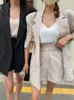 Les survêtements féminins de style coréen deux sets 2 pièces sets de femmes tenues de la veste de costume à manches courtes partagée short à taille haute avec la dame du Blazer Office