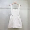 Robe de créatrice pour femmes 24 Nouvelle-robe de niche SP Sous-socle sans manches tissées blanches avec ceinture Robe de conception de la ceinture