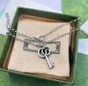 Luxury Designer Halsband Classic Key Pendant Jewelry Retro Carving Keys Halsband Par Party Holiday High Quality Gift3046565