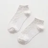 Chaussettes de femmes coton dentelle décontractée à froufrous à volant chaussette solide couleur lolita kawaii fille douce mignon noir blanc été