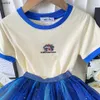 Mody dresy dla niemowląt Summer Kids Designer Rozmiar 100-150 cm Kolorowa koszulka z gorącym misiem i niebieską koronkową spódnicę 24 kwietnia