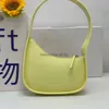 Le sac de lune en rangée dans des femmes en cuir lisse en cuir avec une bandoulière plate et une fermeture à fermeture éclair incurvée fourre-tout