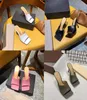 2020 Zomerontwerpers Hoge hak sandalen vrouw slippers vierkante muilezels teen sandaal stretch sandalen geitenhuid luxe dame bruiloft hoog h9562563