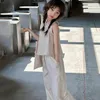 Zestawy odzieży Girls Suit 2024 Korean Summer Style zagraniczne Szelki luźne bawełniane i lniane dwuczęściowe setowe spodnie na nogi