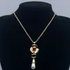 Luxusdesigner Titanium Stahl Doppelbuchstaben Anhänger Halskette 18K Gold plattiert Perle Strasspullover Halskette für Frauen Lady Hochzeitsfeier Jewerlry Accessoires