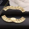 Broşes Pimler Tasarımcı Broş Kristal Marka Mektup Kadınlar Altın Gümüş Broşlar Takım Pin Düğün Partisi Elbise Jewerlry Aksesuarlar Hediyeler Kutu