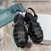 Pradshoes Sandals Prades مصممة نساء شبطة متراصة الإبزيم الرومانية الرغوة منصة الصندل الفاخرة خبز النعال الصيفية قطع الشاطئ أحذية الشاطئ 0KOP